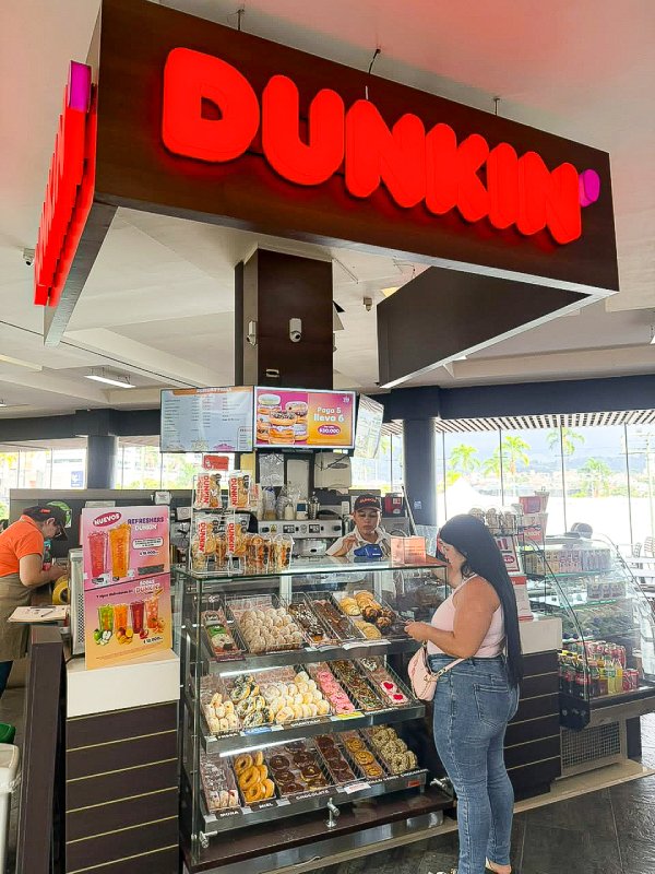Dunkin Donuts Victoria Centro Comercial 01